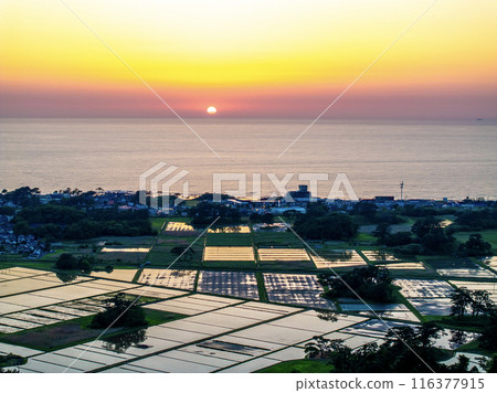 The Sea of Japan and Kujukushima Islands at sunset (Nikaho City, Akita Prefecture) The Sea of Japan and Kujukushima Islands at sunset (Nikaho City, Akita Prefecture) 116377915