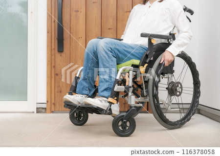 入口前坐輪椅的女人 116378058