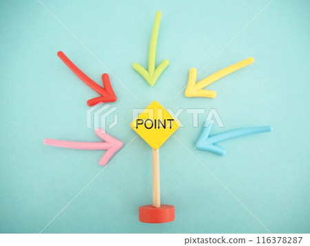 板上的“POINT”一詞被彩色箭頭包圍 116378287