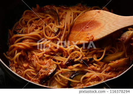 Cooking eggplant and tuna pasta in tomato sauce 116378294