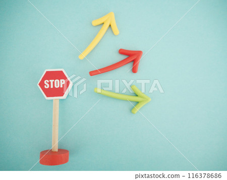 招牌上的箭頭寫著“停止”,複製空間 招牌上的箭頭寫著“停止”,複製空間 116378686