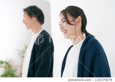happy young men and women happy young men and women 116379076