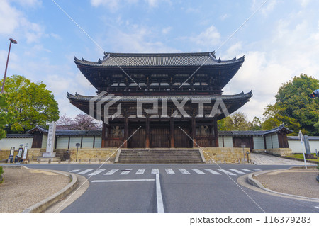 Ninnaji Temple Niomon Gate (Niomon Gate), one of the three great gates of Kyoto Ninnaji Temple Niomon Gate (Niomon Gate), one of the three great gates of Kyoto 116379283