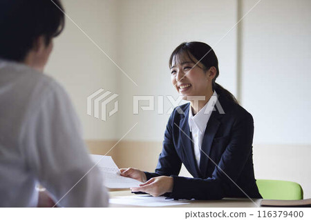 一位日本女商人正在會議上提出提案。 一位日本女商人正在會議上提出提案。 116379400
