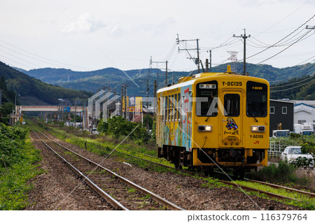 Kiha 125 diesel railcar (Romancing Saga wrapped car) running on the non-electrified section of the Chikuhi Line 116379764