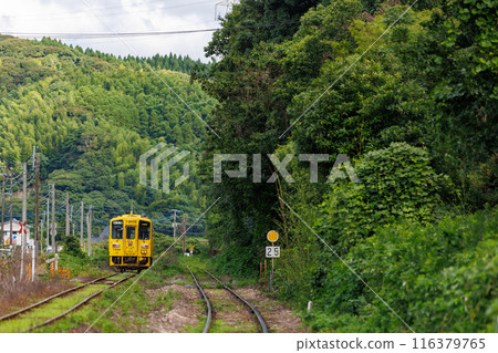 與唐津線平行運行的築肥線 Kiha 125 柴油列車 116379765