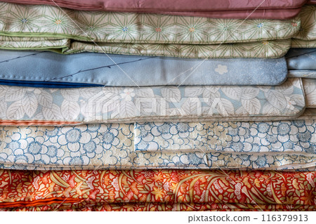 我從抽屜裡拿出很多和服,排列整齊。 我從抽屜裡拿出很多和服,排列整齊。 116379913