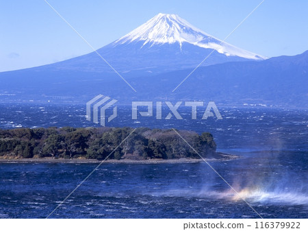 Mount Fuji and the rainbow-colored sea spray blown up by strong winds at Osezaki on the Izu Peninsula/Numazu City, Shizuoka Prefecture 116379922