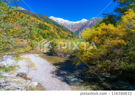 [Autumn material] Kinshu Kamikochi and the clear stream of Azusa River [Nagano Prefecture] 116380632