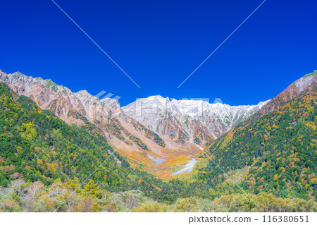 [Autumn material] Kinshu Kamikochi and the clear stream of Azusa River [Nagano Prefecture] 116380651