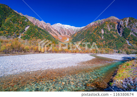[Autumn material] Kinshu Kamikochi and the clear stream of Azusa River [Nagano Prefecture] 116380674
