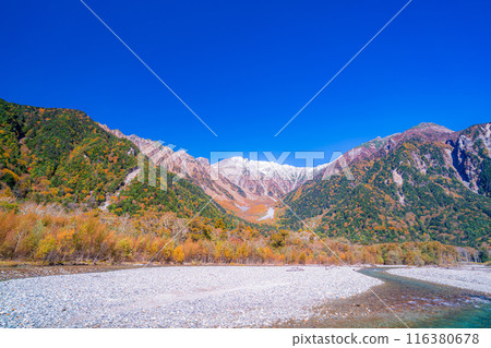 [Autumn material] Kinshu Kamikochi and the clear stream of Azusa River [Nagano Prefecture] 116380678