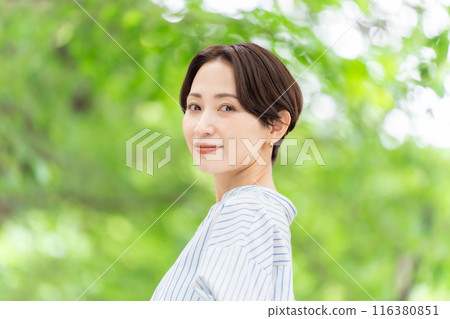 清新綠中女人美 116380851