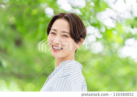 清新綠中女人美 116380852