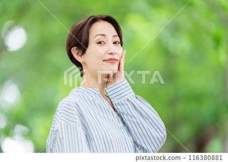 清新綠中女人美 116380881