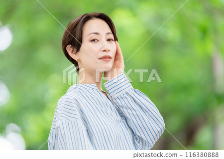 清新綠中女人美 116380888