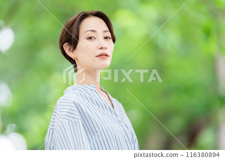 清新綠中女人美 116380894