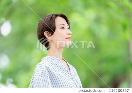 清新綠中女人美 116380897