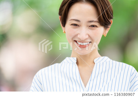 清新綠中女人美 116380907