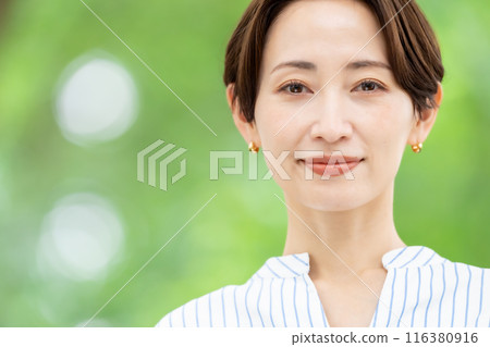 清新綠中女人美 116380916