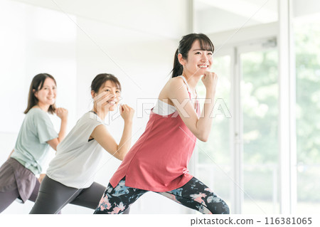 在健身房上舞蹈和有氧運動課的女性 116381065