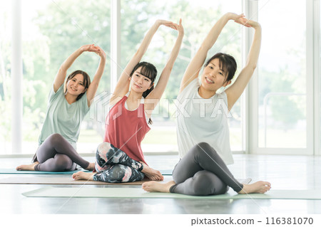 Women who do yoga and pilates in yoga studios and yoga classes (sports gym) 116381070