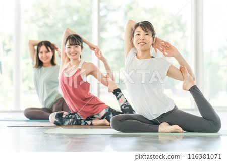 在瑜伽館和瑜伽課（體育館）中練習瑜伽和普拉提的女性 116381071