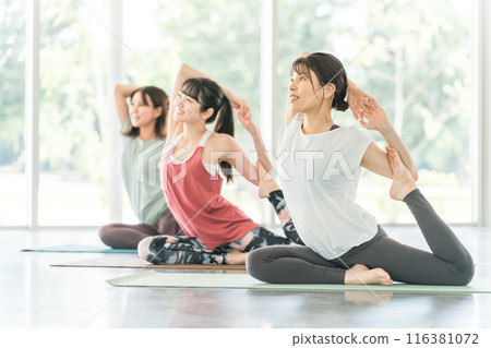 Women who do yoga and pilates in yoga studios and yoga classes (sports gym) 116381072