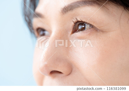 Woman, eyes, 50s 116381099