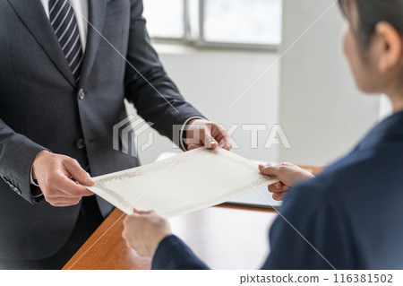 畢業典禮上頒發畢業證書和獎狀的老師和領取獎狀的學生（女高中生、高中生、國中生） 116381502