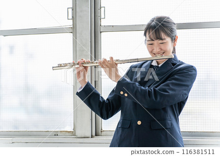 銅管樂隊的亞洲女學生在教室裡吹長笛 116381511