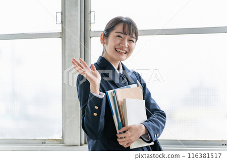 亞洲女學生在學校教室裡向她的朋友揮手 116381517