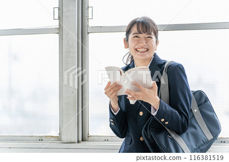 一個微笑的高中生正在讀書、小說、漫畫、教科書、參考書 116381519