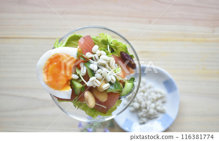 A delicious gut-healthy salad with plenty of protein and green and yellow vegetables topped with glutinous barley, which is rich in soluble dietary fiber. A delicious gut-healthy salad with plenty of protein and green and yellow vegetables topped with glutinous barley, which is rich in soluble dietary fiber. 116381774