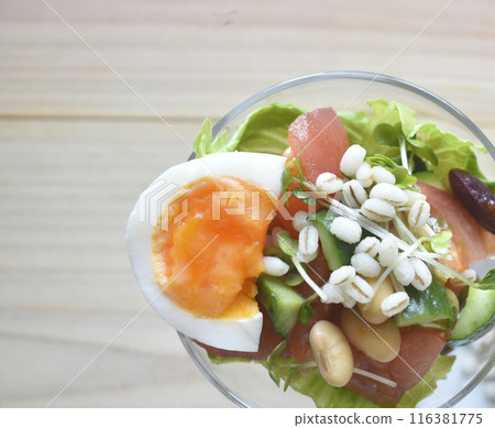 A delicious gut-healthy salad with plenty of protein and green and yellow vegetables topped with glutinous barley, which is rich in soluble dietary fiber. A delicious gut-healthy salad with plenty of protein and green and yellow vegetables topped with glutinous barley, which is rich in soluble dietary fiber. 116381775