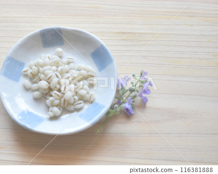 A close-up of barley, a soluble dietary fiber that is perfect for intestinal health A close-up of barley, a soluble dietary fiber that is perfect for intestinal health 116381888