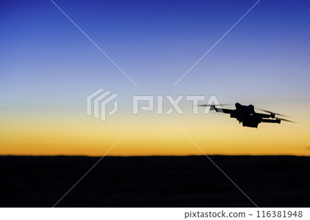 無人機在夕陽下飛行 116381948