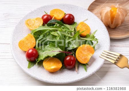 Edible ground cherries and baby leaf salad 116381988