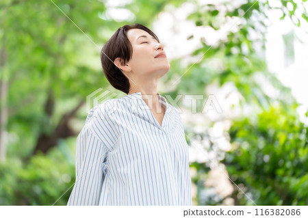 Fresh greenery, middle-aged woman, beauty, refreshment 116382086