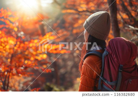 年輕女子爬山秋 年輕女子爬山秋 116382680