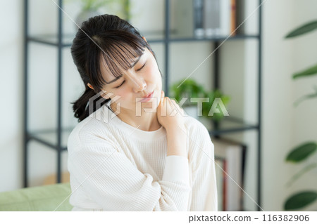 有僵硬的脖子的少婦 有僵硬的脖子的少婦 116382906