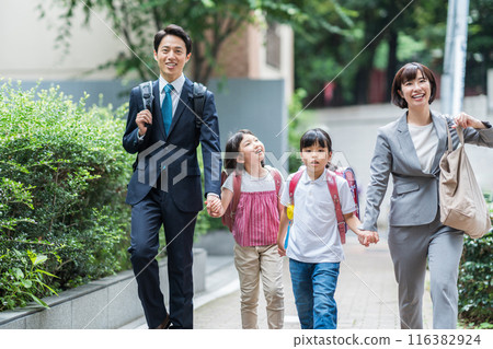 一家人一起上學。 116382924