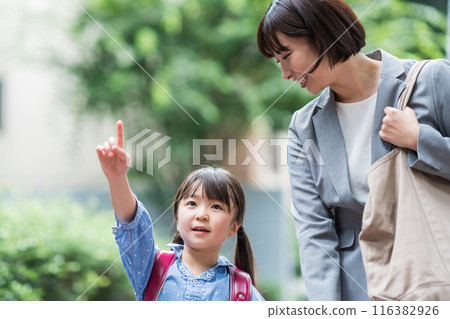 一家人一起上學。 116382926