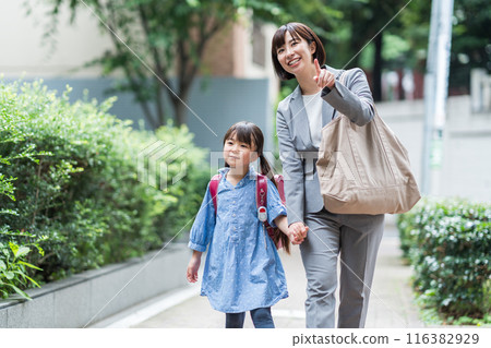 一家人一起上學。 116382929