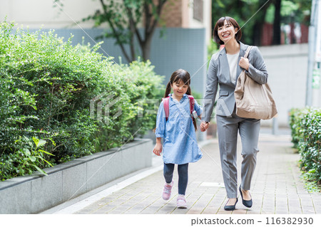 一家人一起上學。 116382930