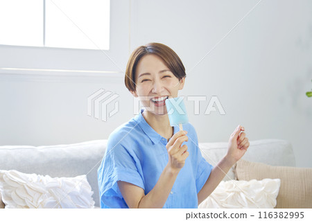 在家吃棍子冰淇淋的女人 116382995