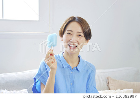 在家吃棍子冰淇淋的女人 116382997
