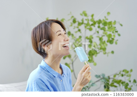 在家吃棍子冰淇淋的女人 116383000