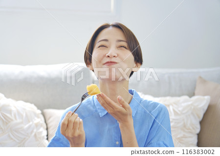 在家吃瓜的女人 116383002