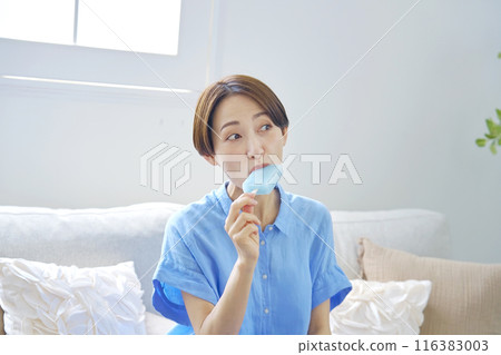 在家吃棍子冰淇淋的女人 116383003
